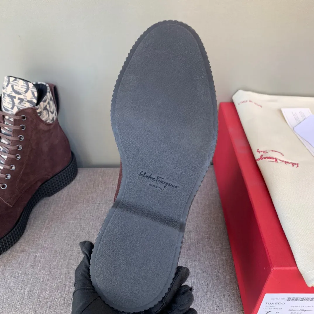 [Ferragamo] Top P: 1000💰 Number of yards: 39~44 (38.45 custom-made, non-returnable) Ferragamo winter series, original 1:1 development, casual men's short boots. Made with heavy investment, shoes and boots are made of imported cowhide + imported Ferragamo special fabric. Black cowhide lining that is not easily deformed. Wear-resistant rubber outsole, black cowhide, black open edge beads, black frosted, brown suede. Factory craftsmanship, perfect products are only prepared for you who know taste! Any comparison is welcome!